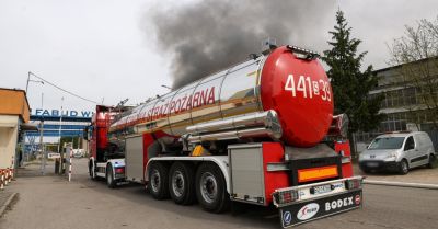90 strażaków nadal zaangażowanych w akcję po pożarze składowiska w Siemianowicach